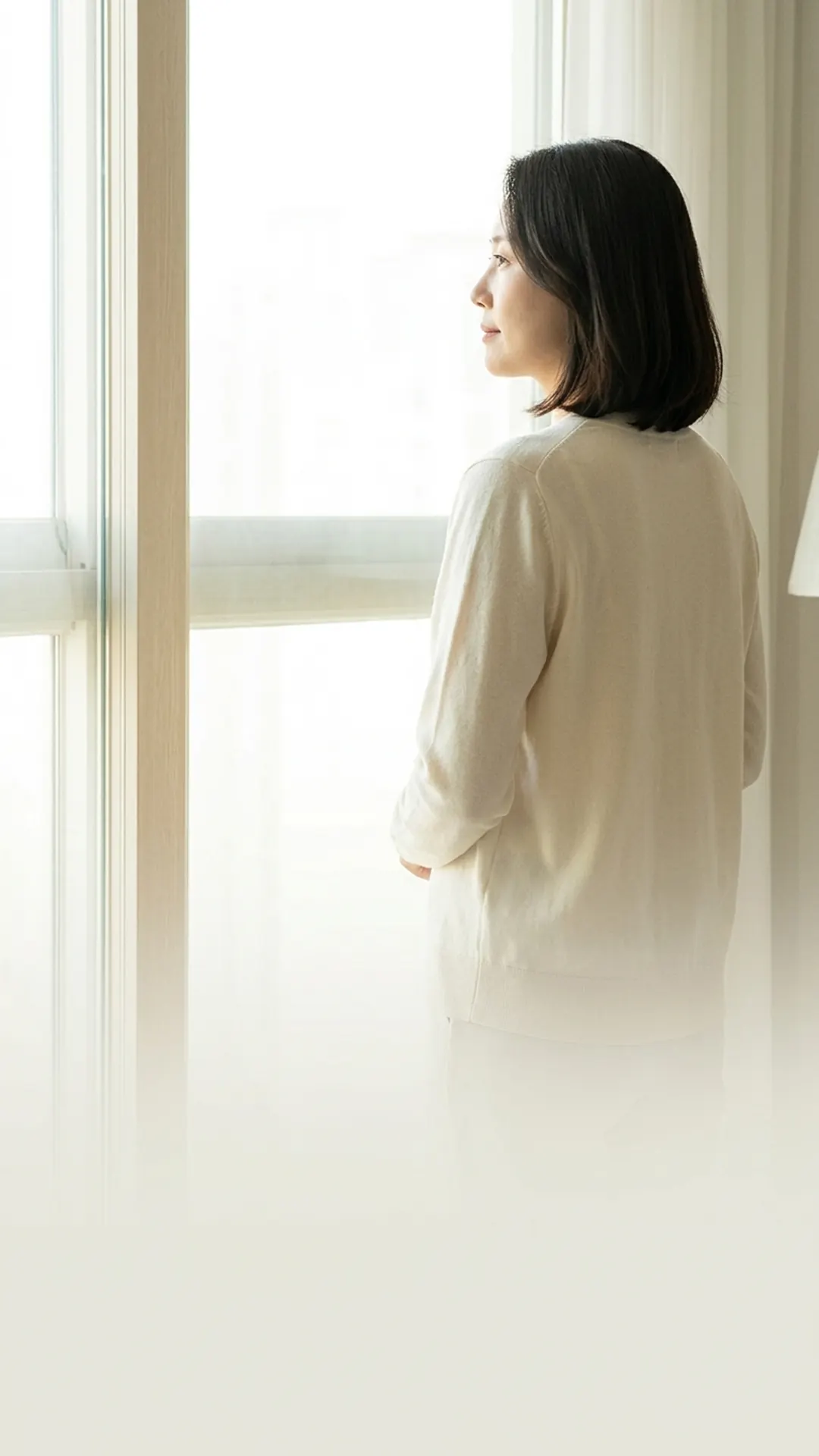 창가에 서서 생각에 잠긴 여성 — 연출 이미지