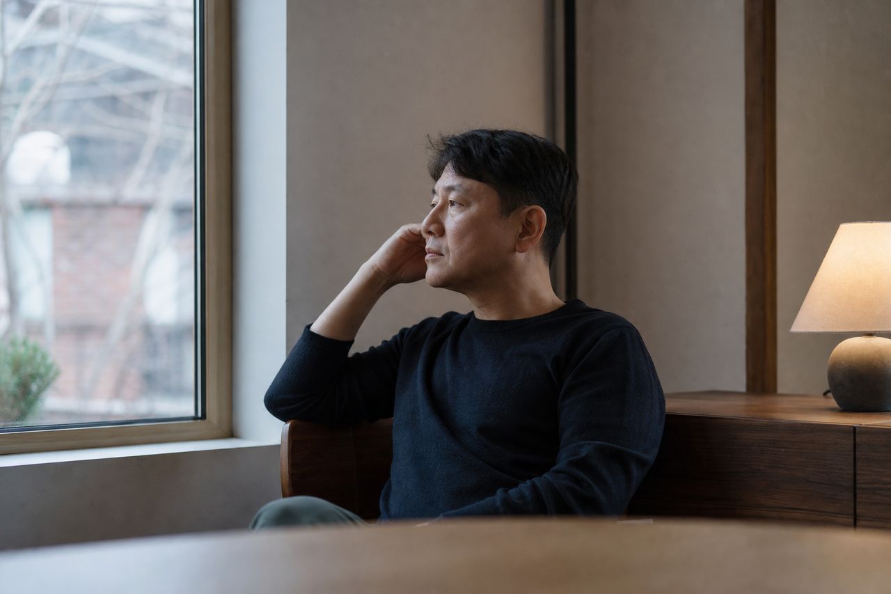 사실혼 관계 파탄, 법률혼과 다르게 재산·위자료 못 받나요? 관련 상황을 보여주는 이미지 — 서류를 검토하는 모습