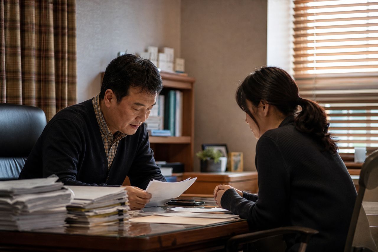 이혼소송 준비, 소송을 결정하기 전에 정리할 것 관련 전문가 상담·서류 검토 장면