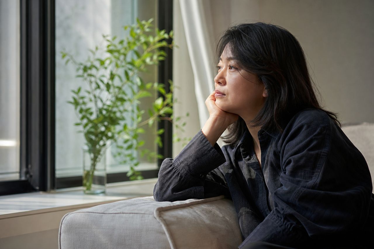 이혼 재산분할, 분할 대상과 기준을 처음부터 정리 관련 상황을 보여주는 이미지 — 서류를 검토하는 모습