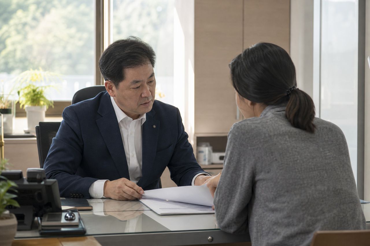 이혼 재산분할, 분할 대상과 기준을 처음부터 정리 관련 전문가 상담·서류 검토 장면