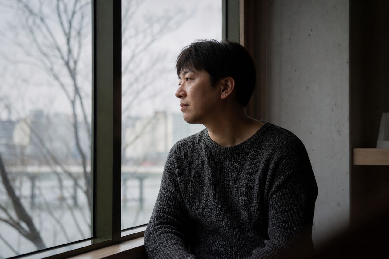 이혼 위자료, 인정되는 경우와 준비할 자료 관련 상황을 보여주는 이미지 — 서류를 검토하는 모습