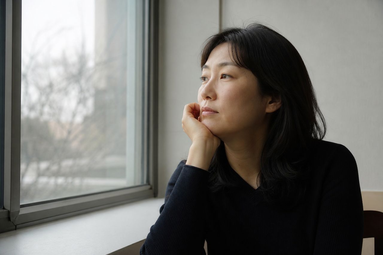 이혼 사유, 재판에서 인정되는 사유와 입증 자료 관련 상황을 보여주는 이미지 — 서류를 검토하는 모습