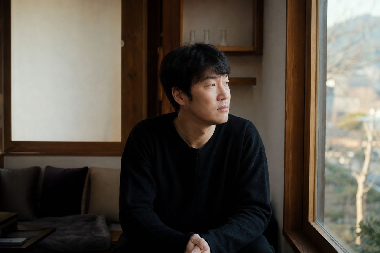 양육비 기준, 산정기준표를 읽는 방법과 준비 자료 관련 상황을 보여주는 이미지 — 서류를 검토하는 모습