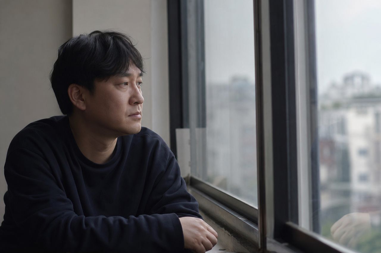 조정이혼, 소송 없이 조정으로 끝내는 절차 관련 상황을 보여주는 이미지 — 서류를 검토하는 모습