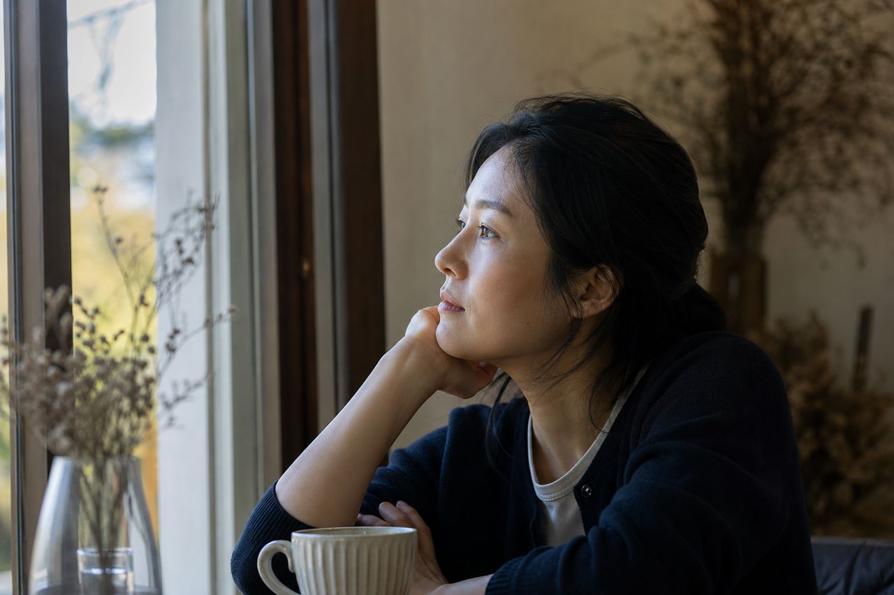 이혼 변호사 비용, 보수가 정해지는 기준과 확인할 항목 관련 상황을 보여주는 이미지 — 서류를 검토하는 모습