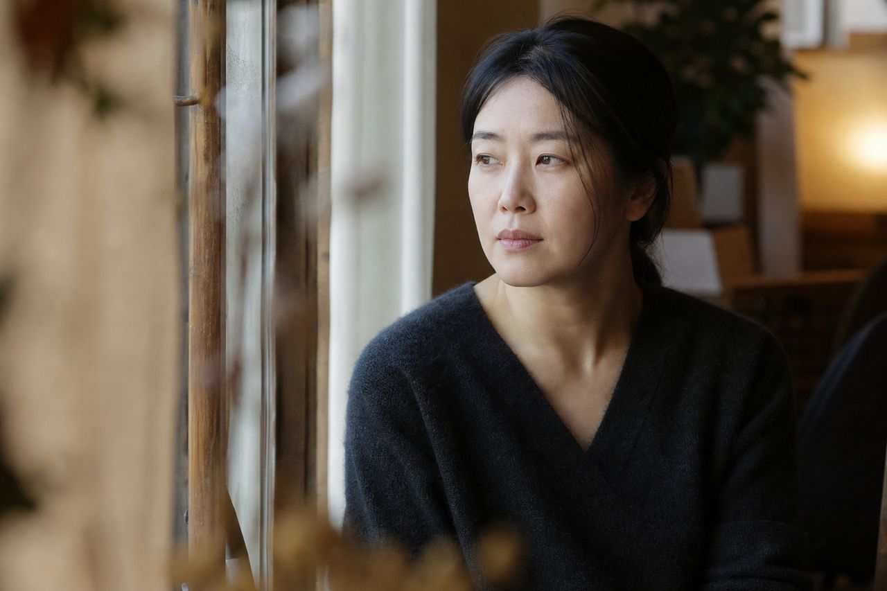 강제 이혼, 배우자가 이혼을 거부할 때 가능한 절차 관련 상황을 보여주는 이미지 — 서류를 검토하는 모습