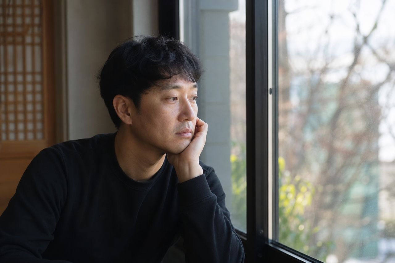 이혼소송 절차, 소장 접수부터 판결까지 순서 관련 상황을 보여주는 이미지 — 서류를 검토하는 모습