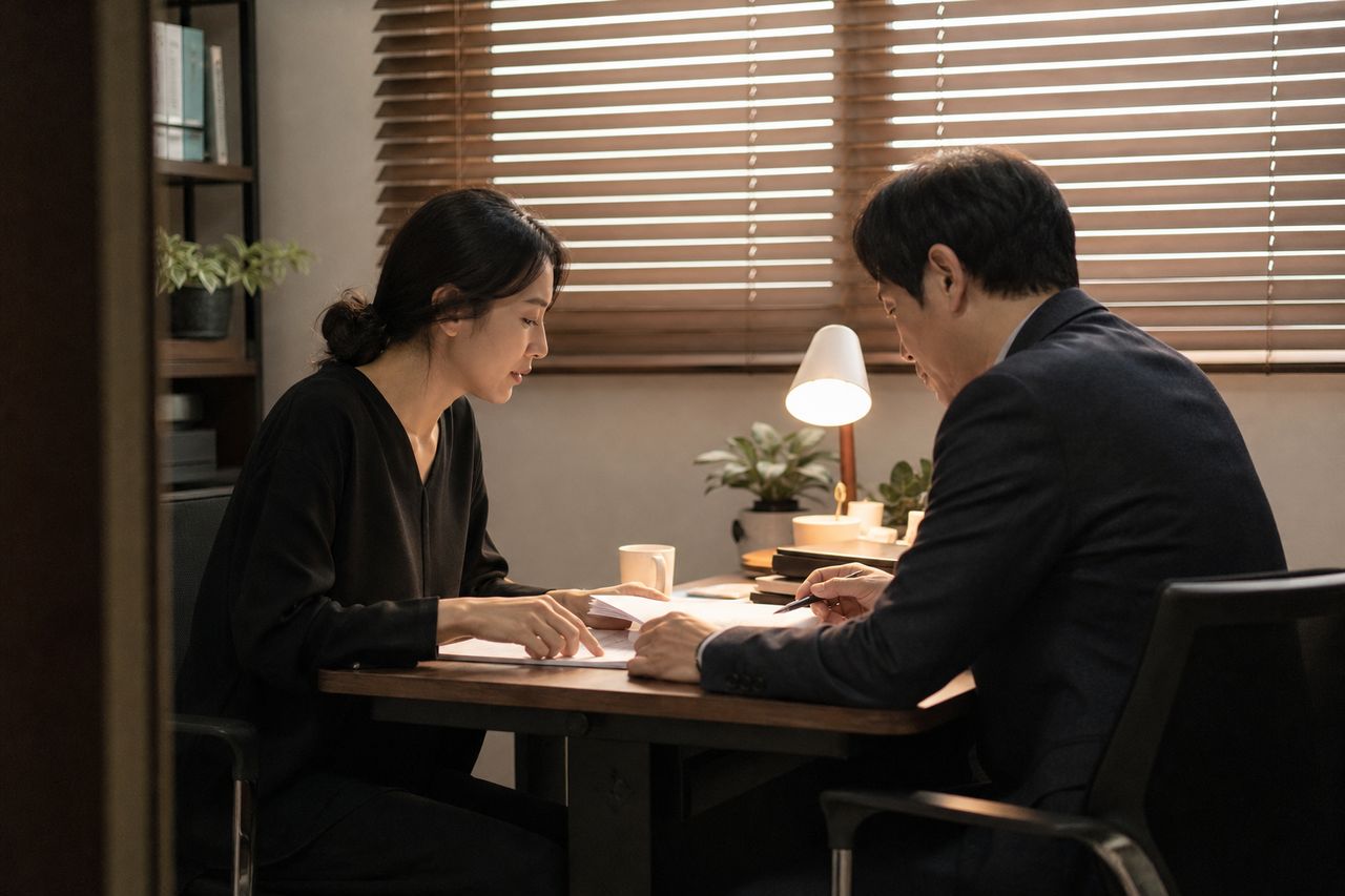 공동명의 재산분할, 공동명의 아파트를 나누는 방식 관련 전문가 상담·서류 검토 장면