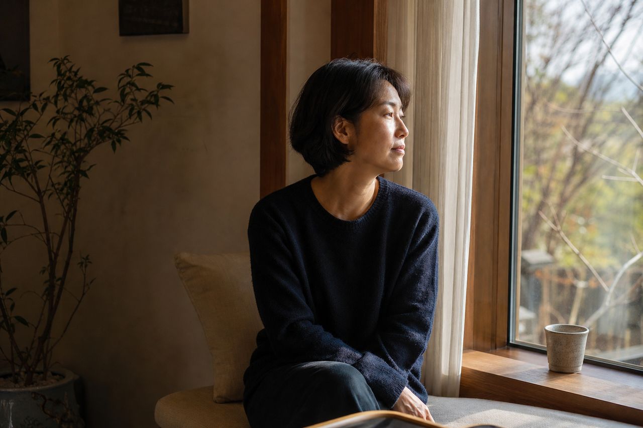 외도 증거, 문자·메신저 자료를 적법하게 정리하는 법 관련 상황을 보여주는 이미지 — 서류를 검토하는 모습