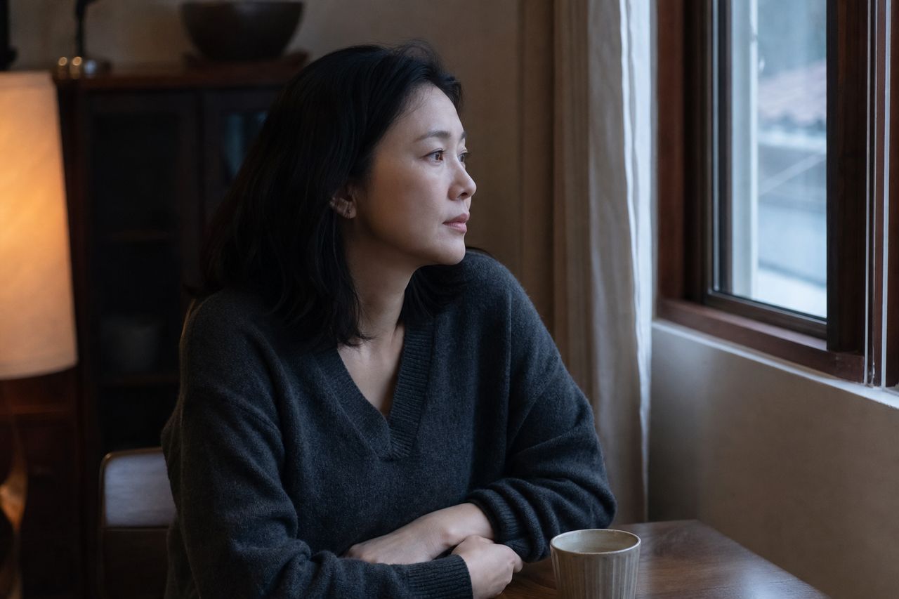 이혼 소장, 받았을 때 기한 안에 해야 할 일 관련 상황을 보여주는 이미지 — 서류를 검토하는 모습