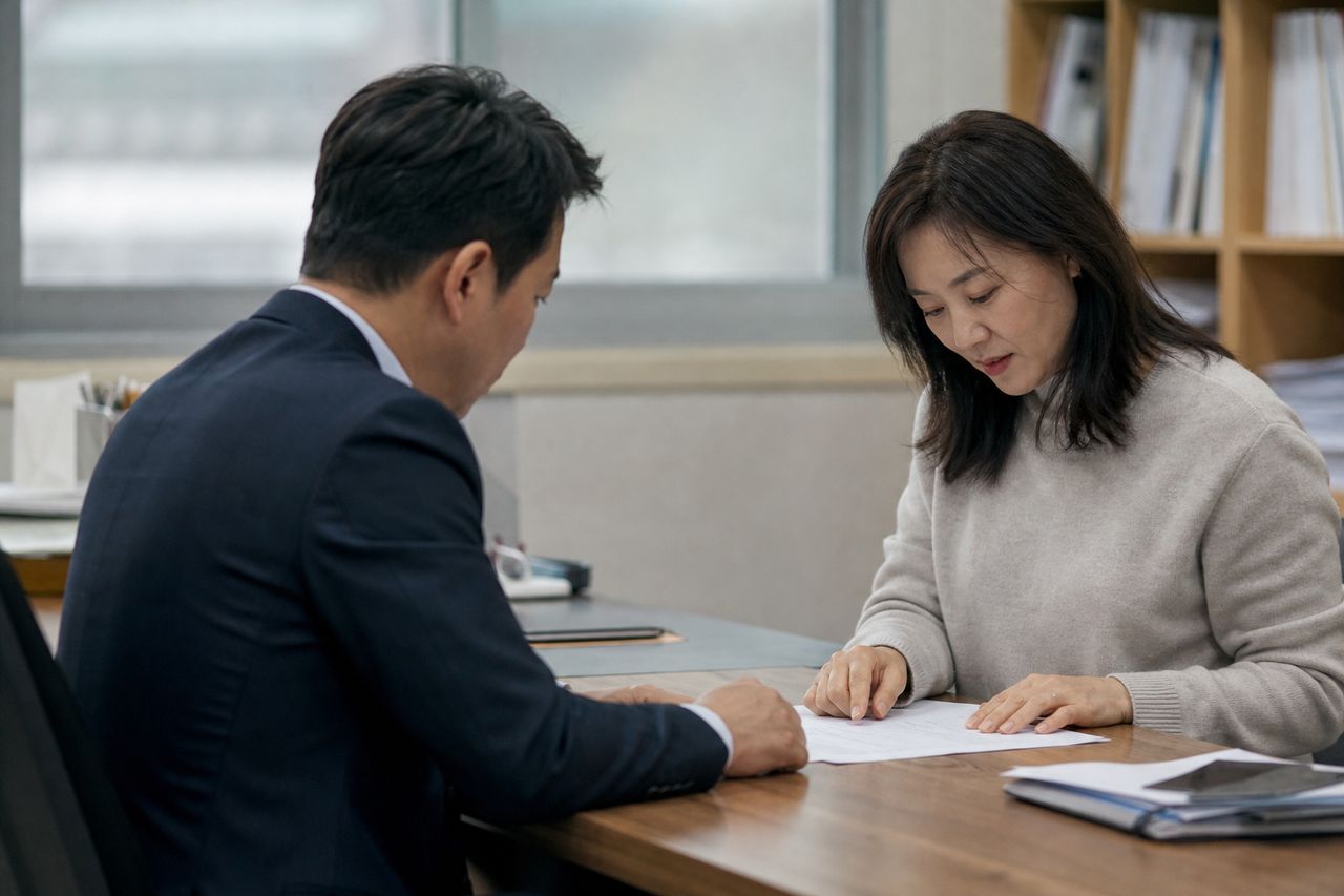 이혼 재산분할 소송, 배우자가 재산을 숨길 때 쓸 수 있는 절차 관련 전문가 상담·서류 검토 장면