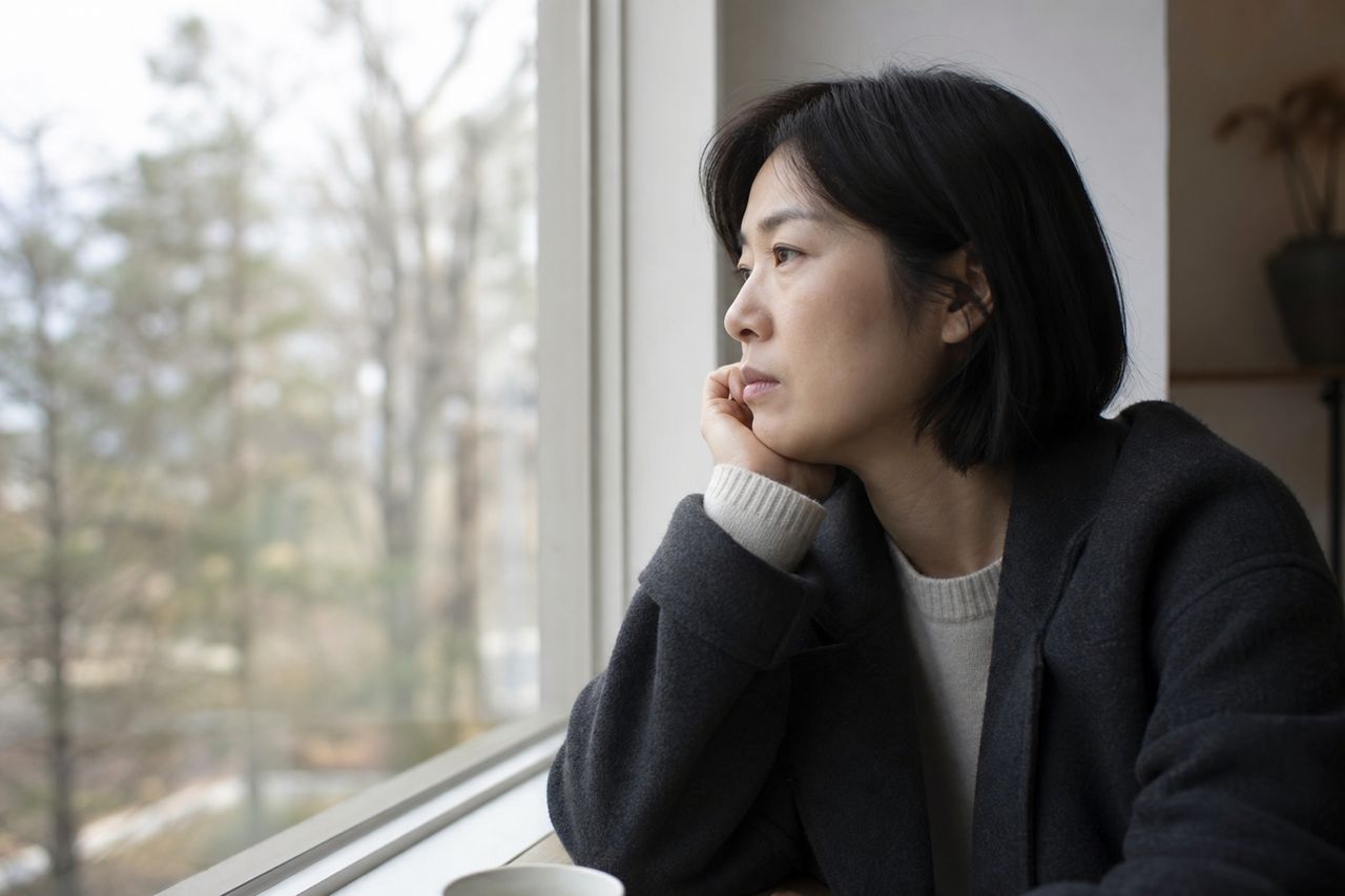 이혼 보험 재산분할, 상황별로 먼저 살펴볼 내용 관련 상황을 보여주는 이미지 — 서류를 검토하는 모습