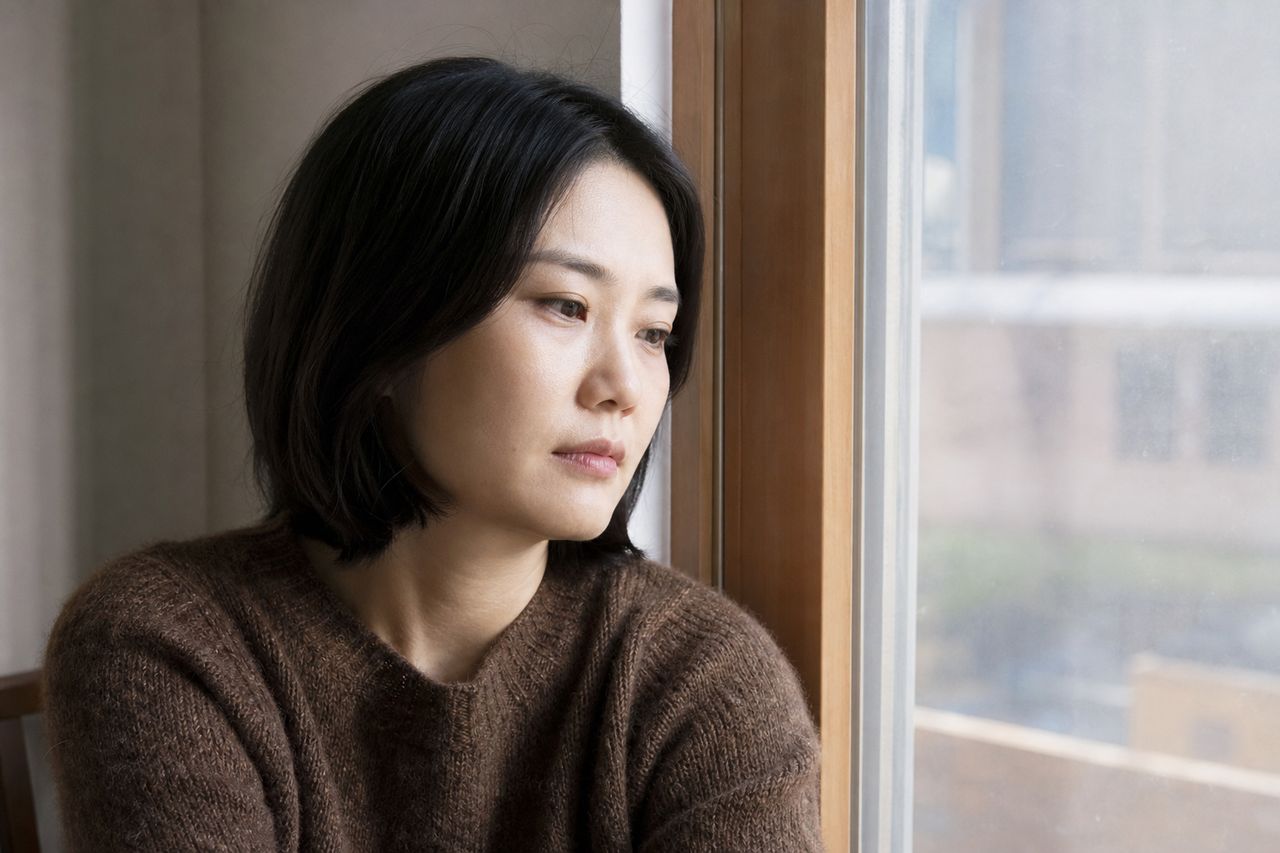 자녀 인도 분쟁, 준비 자료와 판단 기준 관련 상황을 보여주는 이미지 — 서류를 검토하는 모습