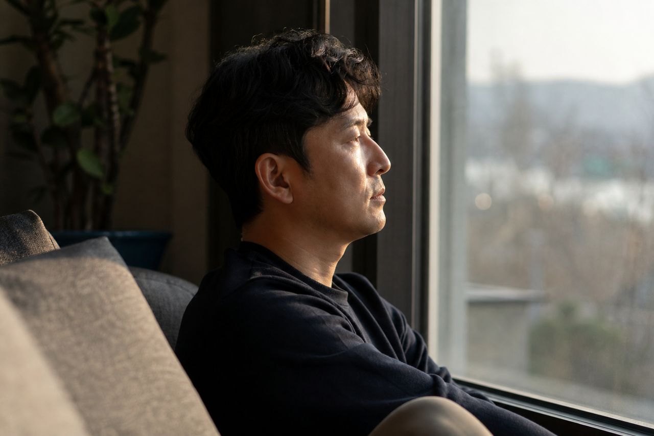 이혼 사실관계 연표, 자주 묻는 질문 정리 관련 상황을 보여주는 이미지 — 서류를 검토하는 모습