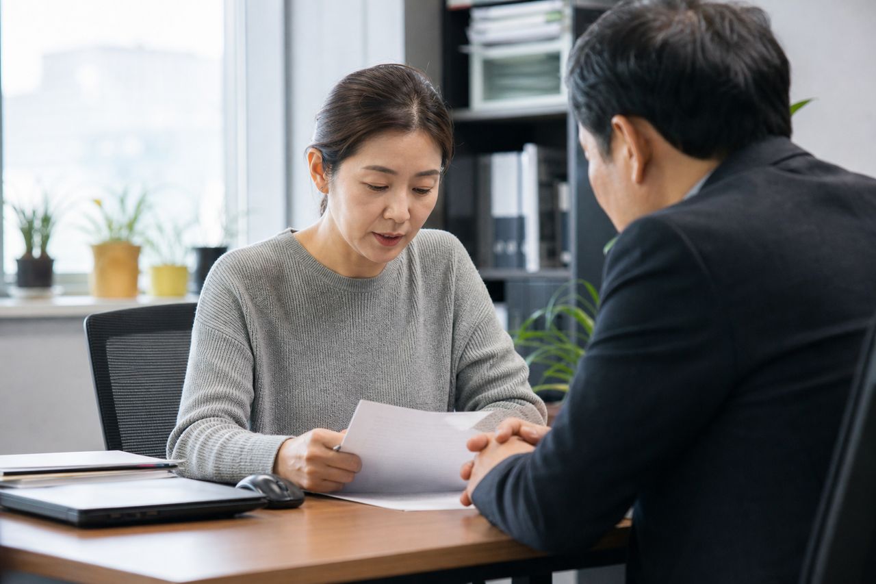 이혼 상담 후 결정, 상담 전에 정리할 질문 관련 전문가 상담·서류 검토 장면