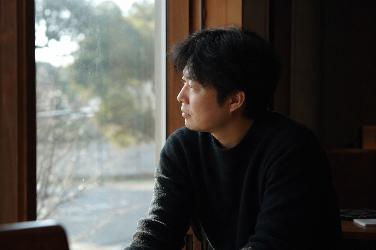 이혼 청구취지 정리, 상황별로 먼저 살펴볼 내용 관련 상황을 보여주는 이미지 — 서류를 검토하는 모습