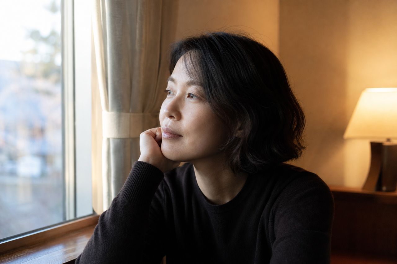 해외거주 면접교섭, 신청 전 확인할 쟁점 관련 상황을 보여주는 이미지 — 서류를 검토하는 모습