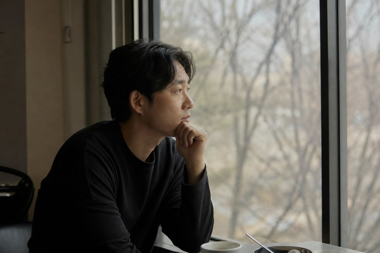 별거 기간 증빙, 상황별로 먼저 살펴볼 내용 관련 상황을 보여주는 이미지 — 서류를 검토하는 모습