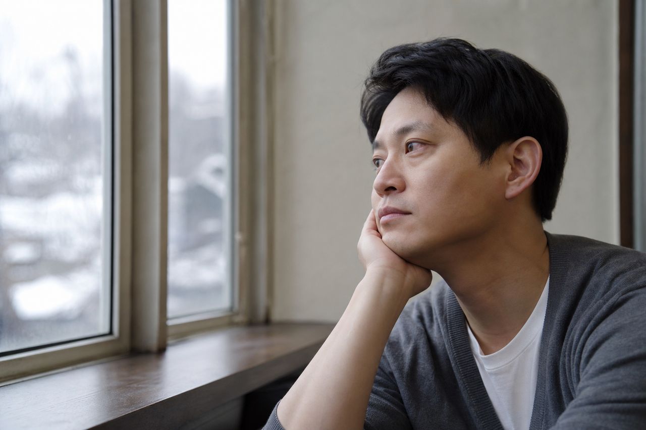 이혼소송 재산분할 관련 상황을 보여주는 이미지 — 서류를 검토하는 모습