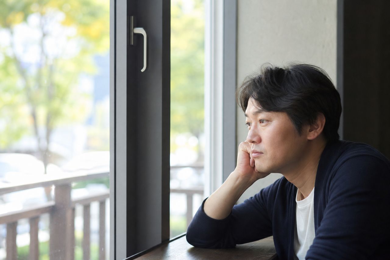 카카오톡 메시지로 혼외 관계를 입증했는데 조정이 먼저 성립됐다 — 3자 상대 위자료 청구, 이혼 조정 이후에도 시효가 살아있는 기간은 얼마나 남았을까? 관련 상황을 보여주는 이미지 — 서류를 검토하는 모습