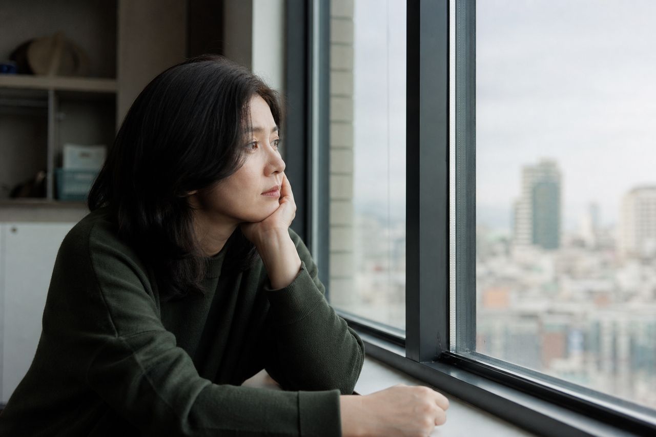 식당 폐업하고 위자료·재산분할 합의 결렬 — 전 배우자 명의 상가 임대차보증금에 가압류 걸 수 있는 타이밍은 언제인가? 관련 상황을 보여주는 이미지 — 서류를 검토하는 모습
