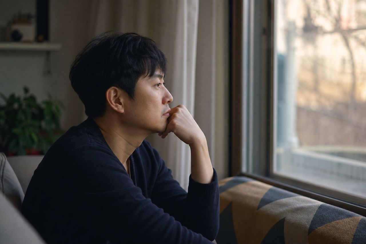 퇴직 후 연금 수령 직전에 이혼 통보받았다 — 이혼변호사가 말하는 공무원·국민연금 분할연금 청구권, 혼인기간 계산 실수로 잘라먹히는 금액은 얼마? 관련 상황을 보여주는 이미지 — 서류를 검토하는 모습