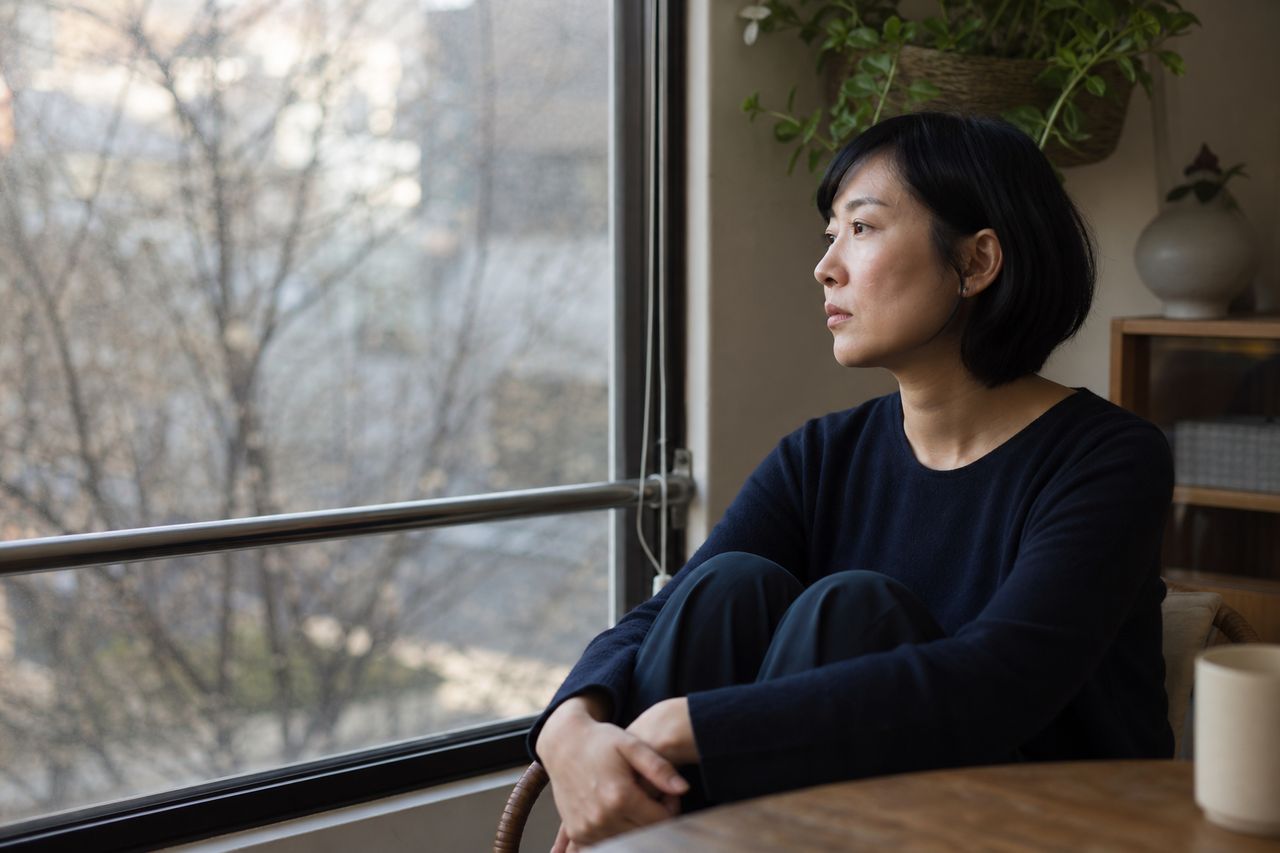 사실혼 4년 1개월, 상대방 명의 전세보증금 3억 원 — 일방 파탄 통보 후 '사실혼 관계' 입증 못 하면 한 푼도 못 받는 이유와 법원이 인정하는 증거 4가지 관련 상황을 보여주는 이미지 — 서류를 검토하는 모습