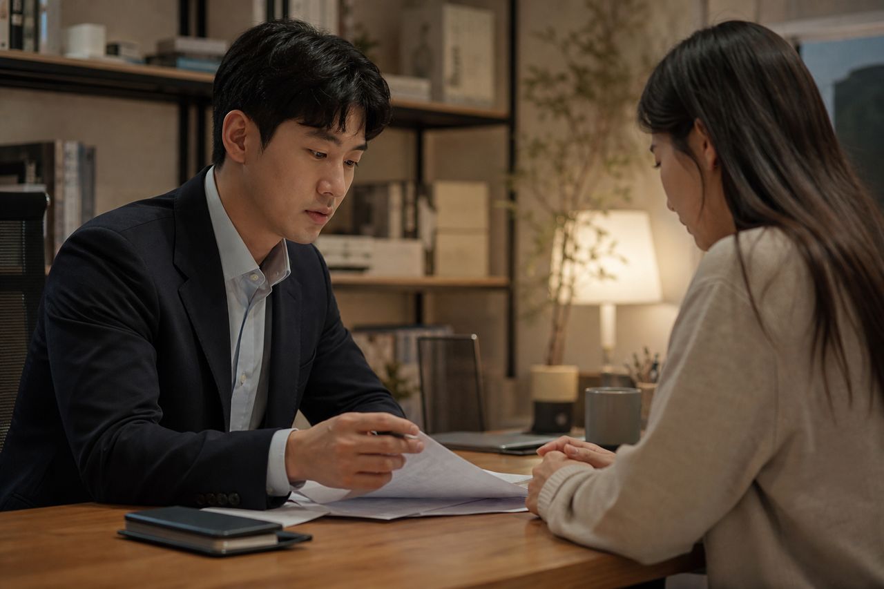 사실혼 4년 1개월, 상대방 명의 전세보증금 3억 원 — 일방 파탄 통보 후 '사실혼 관계' 입증 못 하면 한 푼도 못 받는 이유와 법원이 인정하는 증거 4가지 관련 전문가 상담·서류 검토 장면