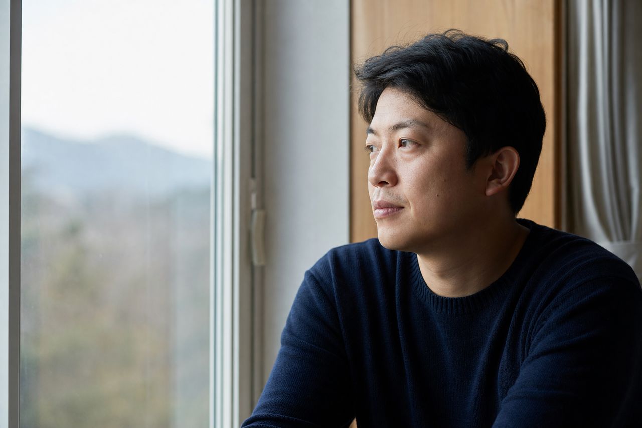 F-6 결혼이민비자로 한국에 살던 30대 베트남인 L씨 — 한국인 남편 폭행으로 이혼 확정 후 체류 자격 지켜낸 증거 3가지와 출입국에 소명하는 순서 관련 상황을 보여주는 이미지 — 서류를 검토하는 모습