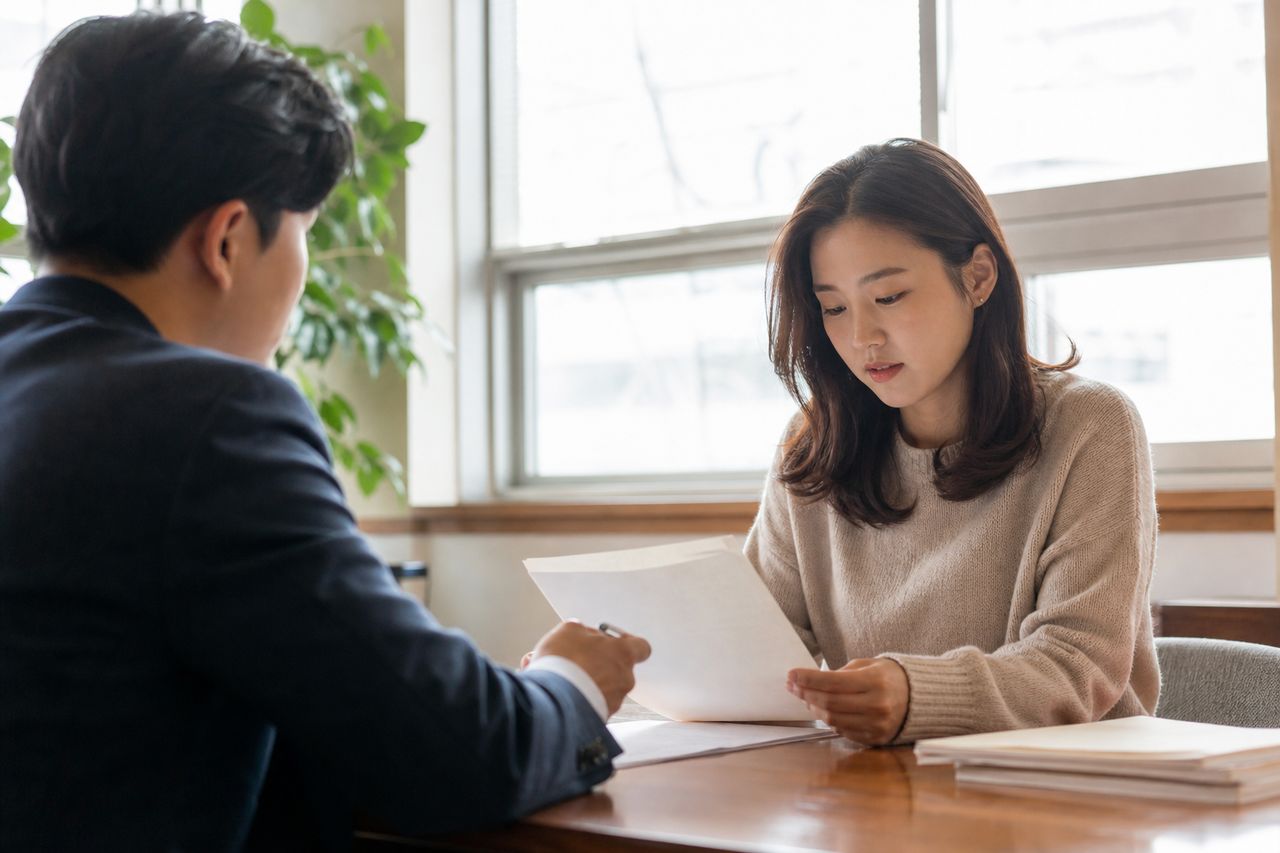 F-6 결혼이민비자로 한국에 살던 30대 베트남인 L씨 — 한국인 남편 폭행으로 이혼 확정 후 체류 자격 지켜낸 증거 3가지와 출입국에 소명하는 순서 관련 전문가 상담·서류 검토 장면