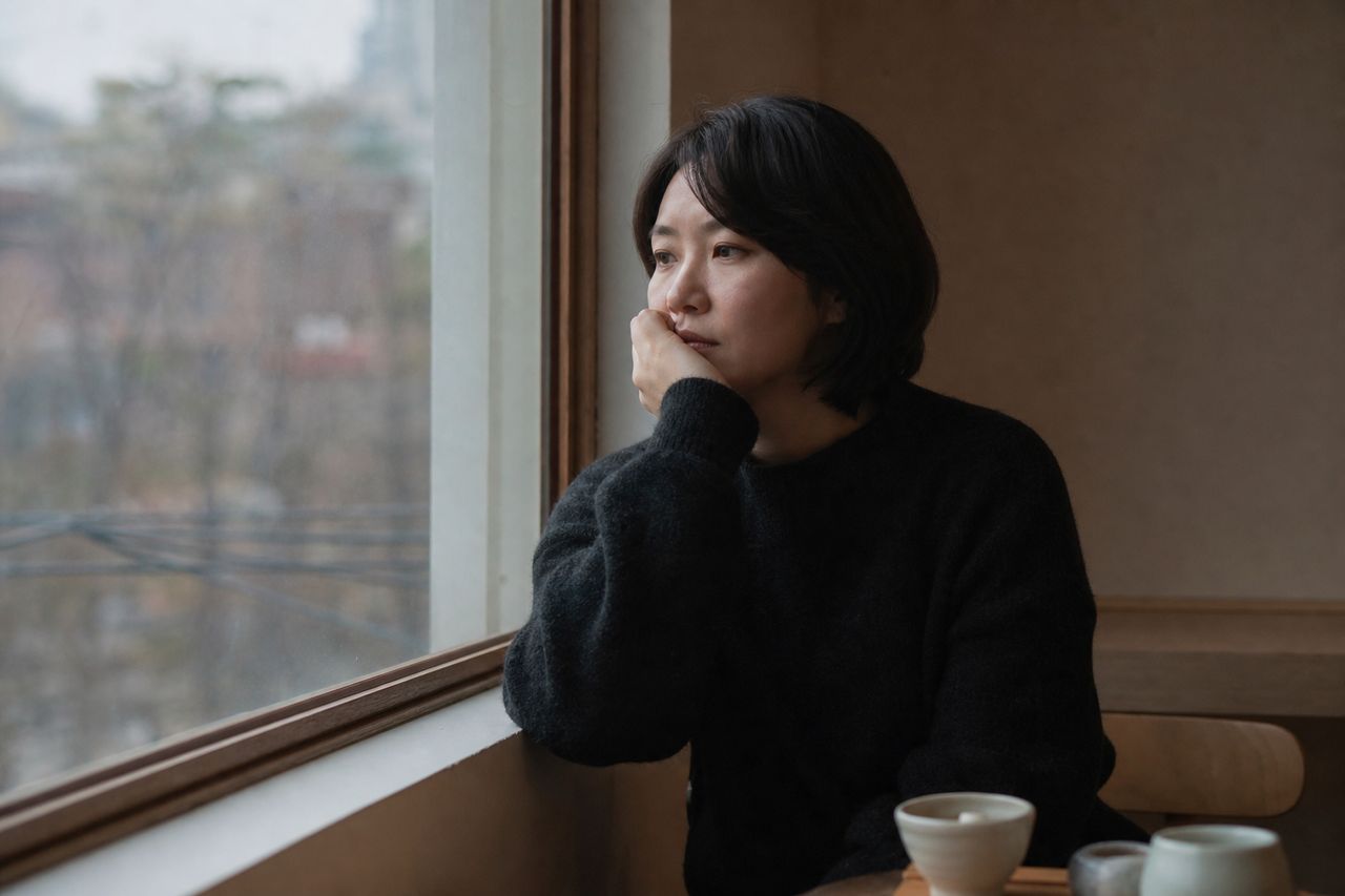 사실혼 5년, 상대방이 일방 통보로 관계를 끊었다 — '사실혼 관계' 입증 못 하면 재산분할 청구 각하되는 구조와 법원이 인정한 증거 유형 정리 관련 상황을 보여주는 이미지 — 서류를 검토하는 모습