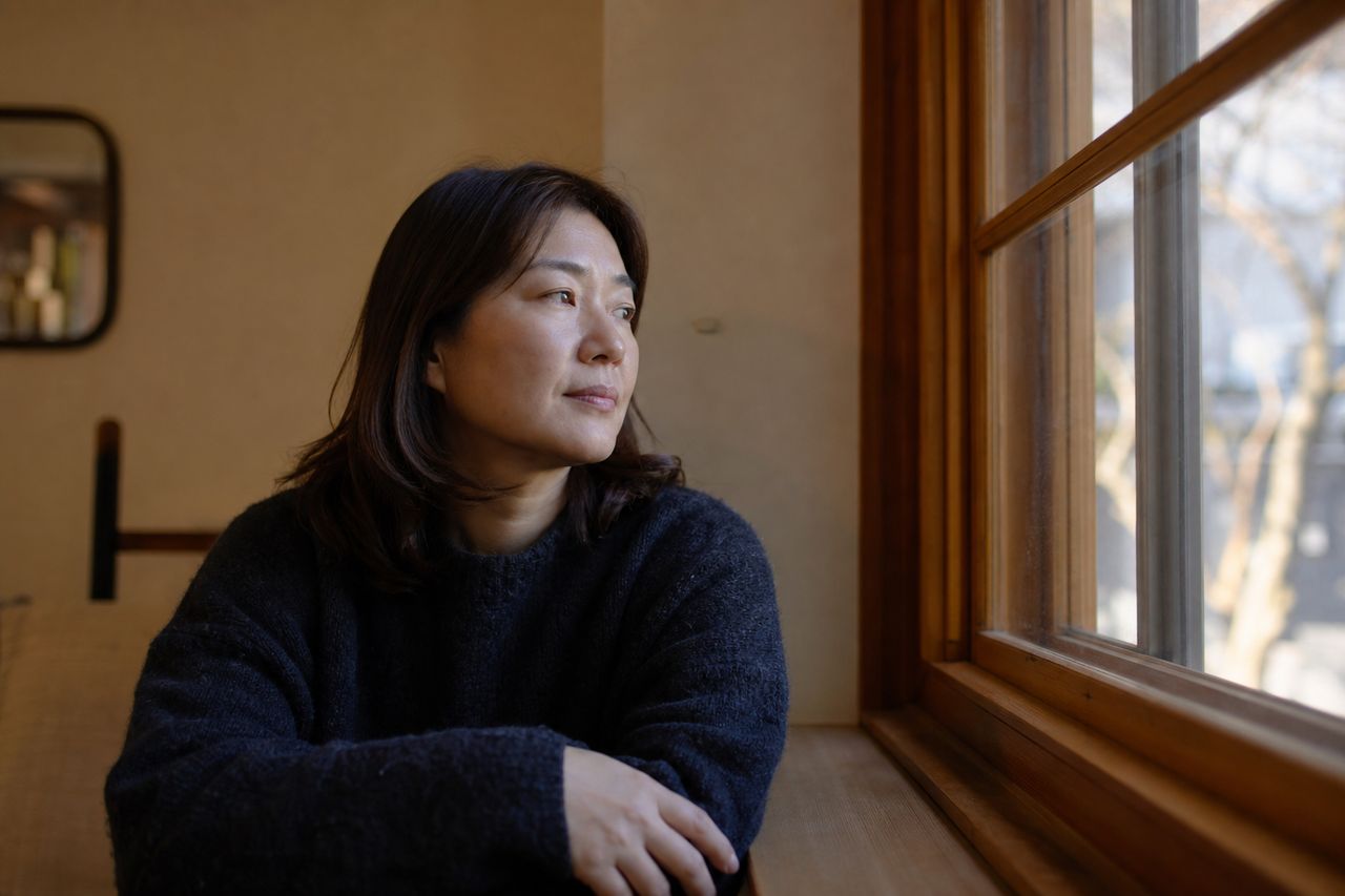 이혼소송소가 5,000만 원 고정 — 재산분할·위자료 동시 청구할 때 어느 항목이 이 기준을 벗어나고, 합의부 관할이 바뀌는 분기점은? 관련 상황을 보여주는 이미지 — 서류를 검토하는 모습
