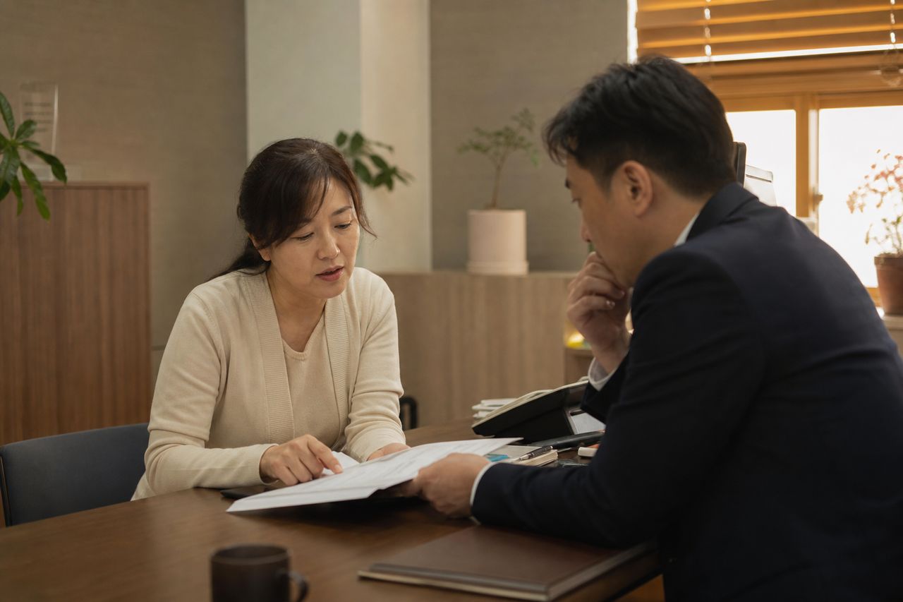 이혼소송소가 5,000만 원 고정 — 재산분할·위자료 동시 청구할 때 어느 항목이 이 기준을 벗어나고, 합의부 관할이 바뀌는 분기점은? 관련 전문가 상담·서류 검토 장면