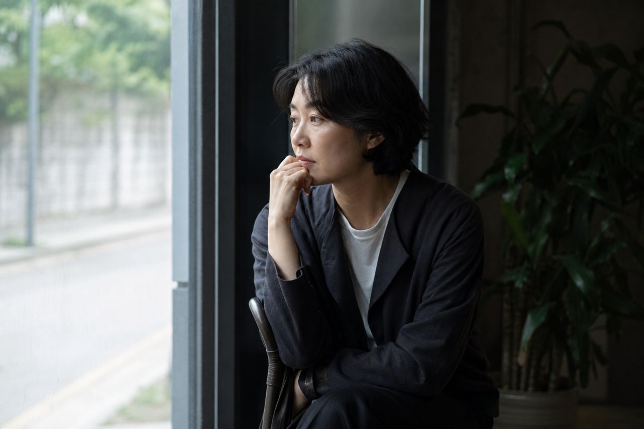 배우자가 회사 동료와 카카오톡 증거를 남겼는데 이혼소송 착수 전 '상간자 소송 병합' vs '이혼 먼저' — 이혼변호사가 말하는 수임료·기간·위자료 회수율 비교 관련 상황을 보여주는 이미지 — 서류를 검토하는 모습