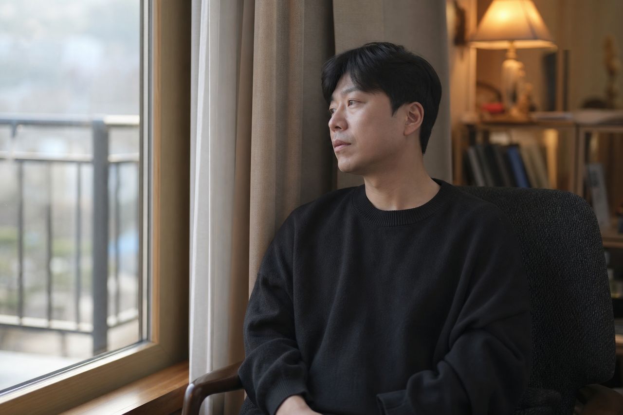 남편이 황혼이혼 소장 보내고 사업체 지분을 먼저 자녀 명의로 돌렸다 — 소상공인 아내가 72시간 안에 가압류 걸어야 하는 재산 목록과 법원이 기여도 인정하는 기준 관련 상황을 보여주는 이미지 — 서류를 검토하는 모습