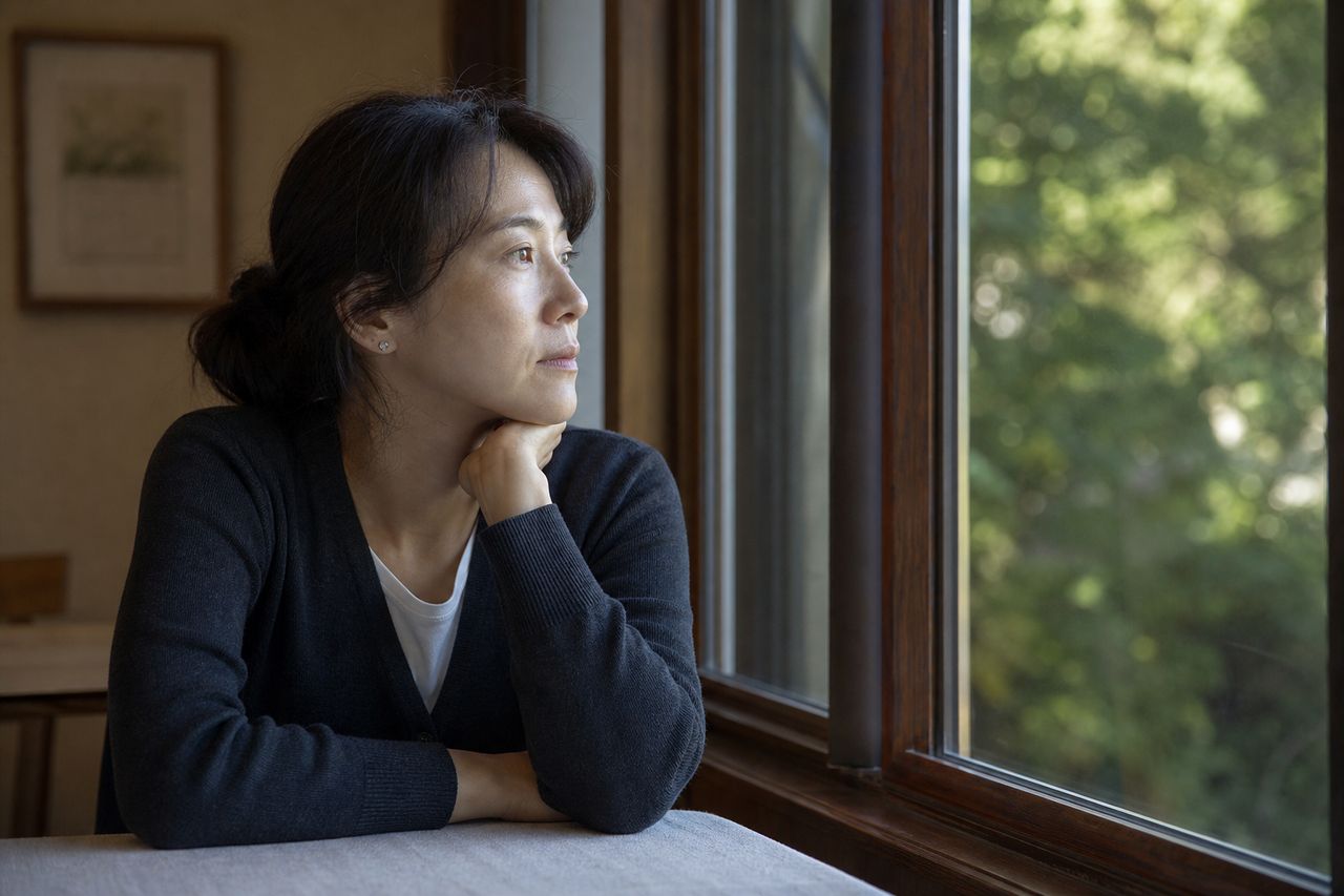 남편이 황혼이혼 소장 보내고 사업체 지분을 먼저 자녀 명의로 돌렸다 — 소상공인 아내가 72시간 안에 가압류 걸어야 하는 재산 목록과 법원이 기여도 인정하는 기준 관련 상황을 보여주는 이미지 — 서류를 검토하는 모습