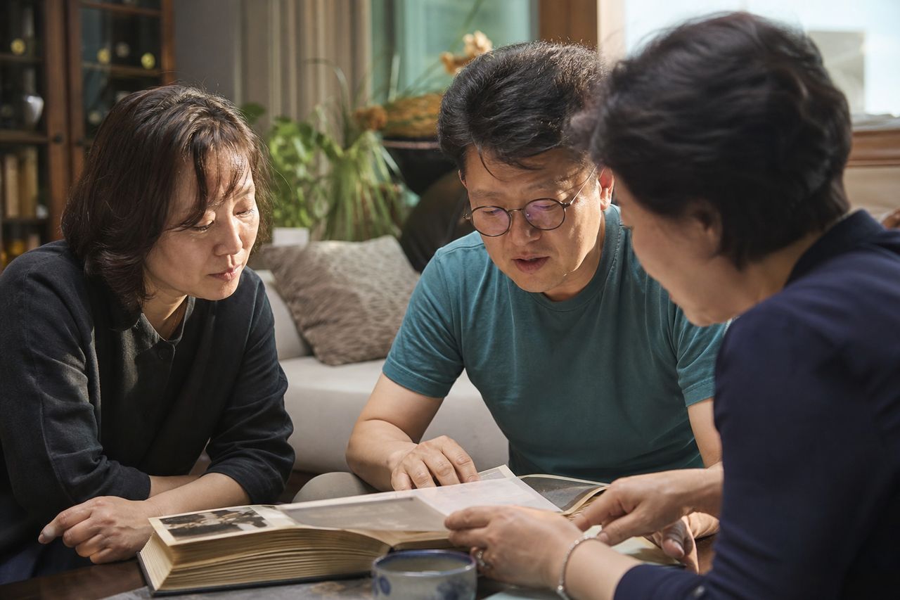 황혼이혼 재산분할, 30년 전업주부도 절반 받을 수 있을까? 관련 상황을 보여주는 이미지 — 서류를 검토하는 모습