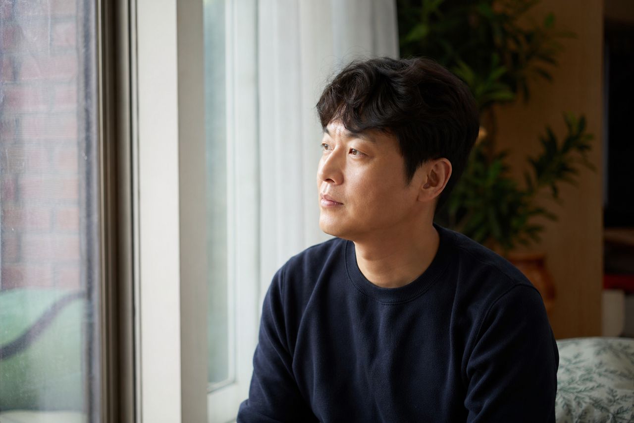 이혼소송 위자료·부양료·재산분할 반소 동시 관련 상황을 보여주는 이미지 — 서류를 검토하는 모습