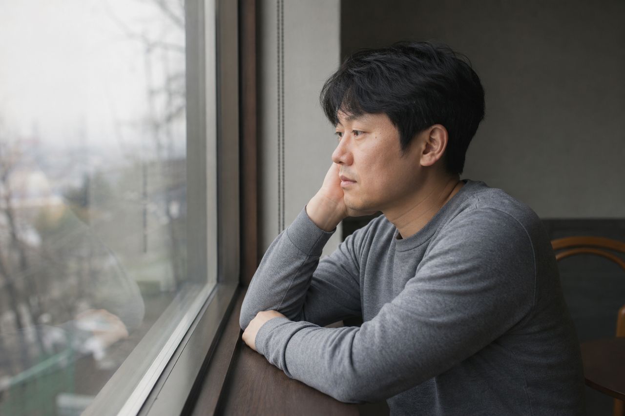 30년 전 남편 외도를 용서했는데 지금 이혼소송에서 다시 꺼낼 수 있나 — 민법 842조 '안 날로부터 6개월·있은 날로부터 2년' 제척기간이 황혼이혼 부부이혼사유에 적용되는 방식과 예외 3가지 관련 상황을 보여주는 이미지 — 서류를 검토하는 모습