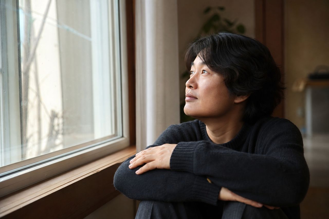 회사 여직원과 카카오톡·사내 메신저로 외도한 남편 — 상간녀소송 전에 '직장 내 증거'를 합법적으로 확보해야 하는 이유와 디지털 포렌식 해시(Hash)값 입증이 중요해진 2025~2026년 법원 기준 관련 상황을 보여주는 이미지 — 서류를 검토하는 모습