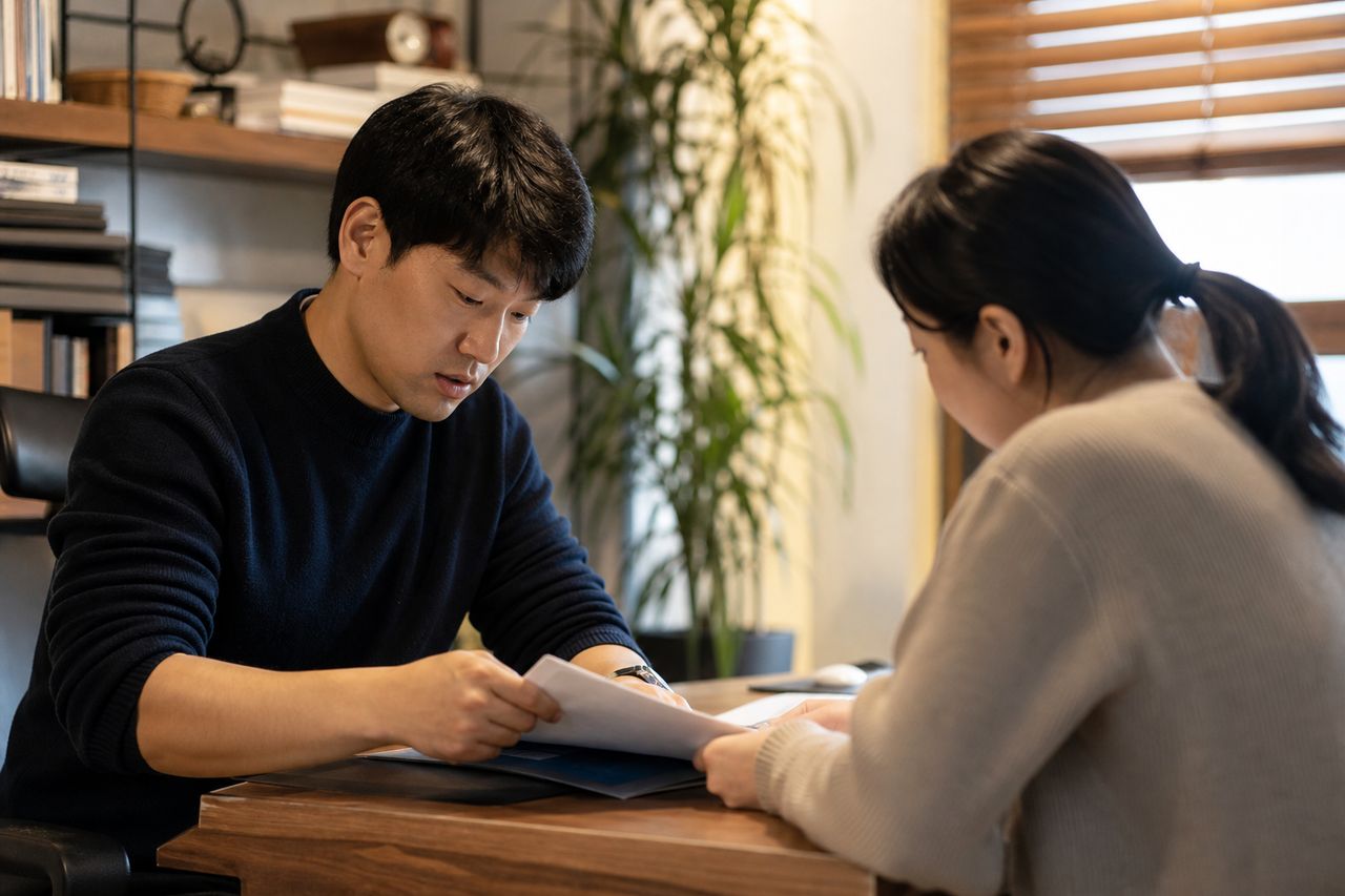 회사 여직원과 카카오톡·사내 메신저로 외도한 남편 — 상간녀소송 전에 '직장 내 증거'를 합법적으로 확보해야 하는 이유와 디지털 포렌식 해시(Hash)값 입증이 중요해진 2025~2026년 법원 기준 관련 전문가 상담·서류 검토 장면