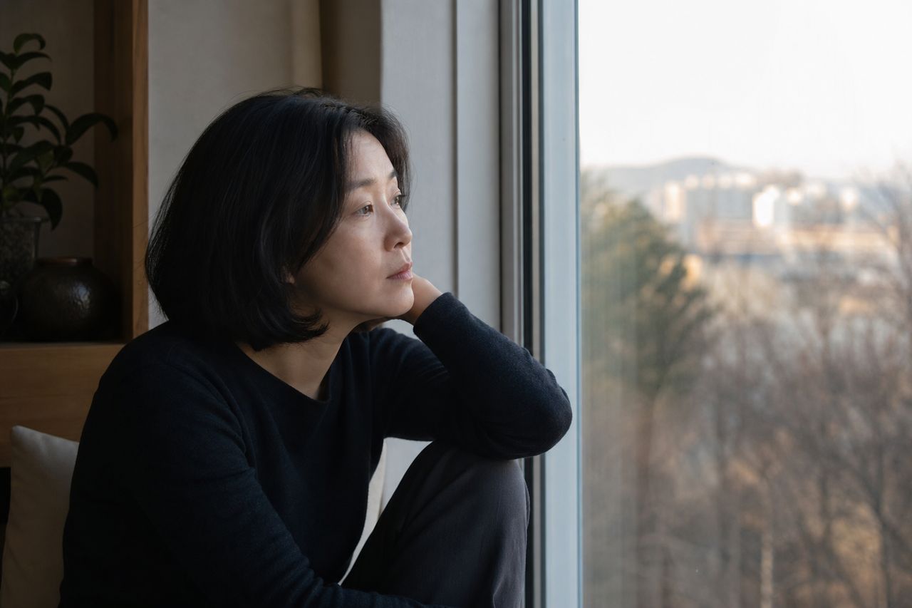 한국이 2026년에도 헤이그 아동탈취협약 미이행국으로 5년 연속 지정됐다 — 신혼부부가 해외 정착 전에 반드시 알아야 할 자녀 탈취 리스크와 예방 체크리스트 관련 상황을 보여주는 이미지 — 서류를 검토하는 모습