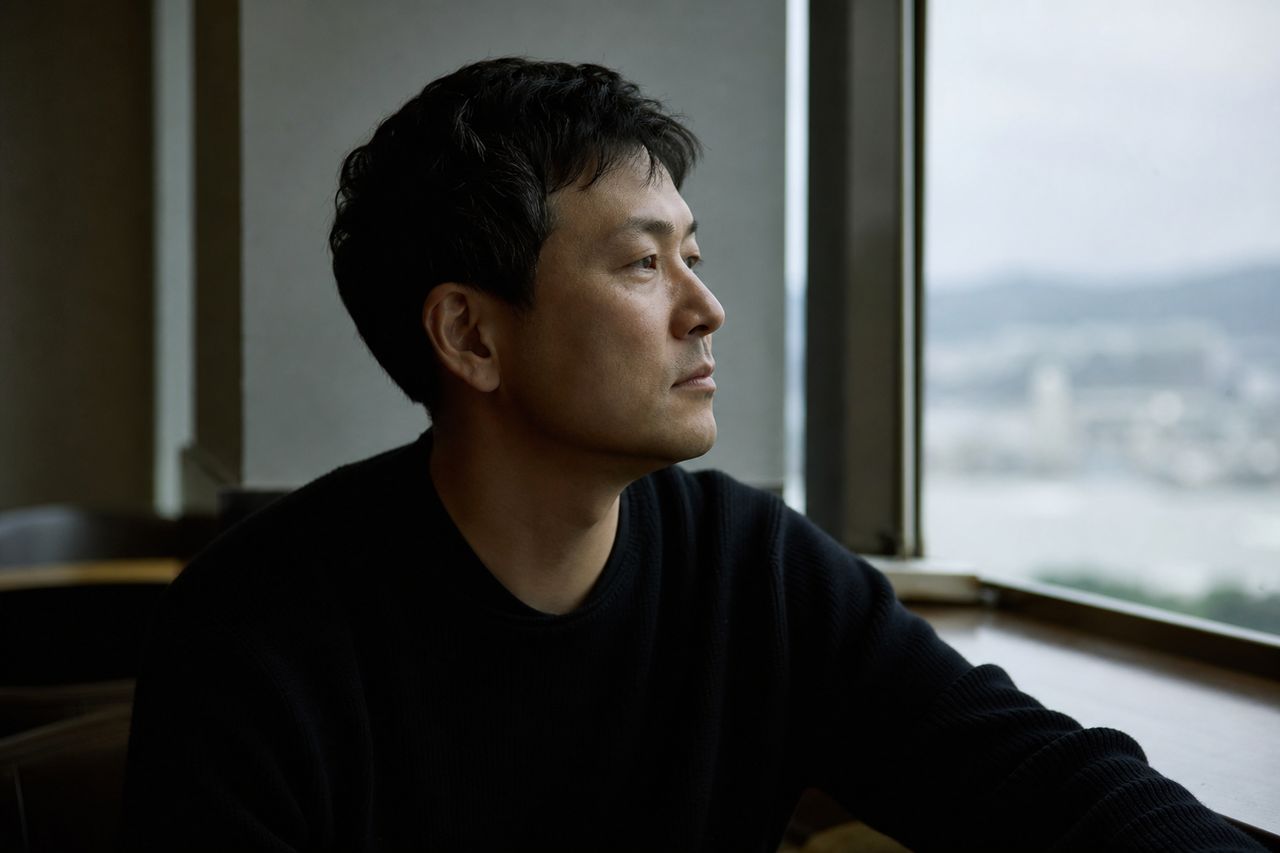 협의이혼 절차, 신청부터 이혼신고까지 순서대로 관련 상황을 보여주는 이미지 — 서류를 검토하는 모습