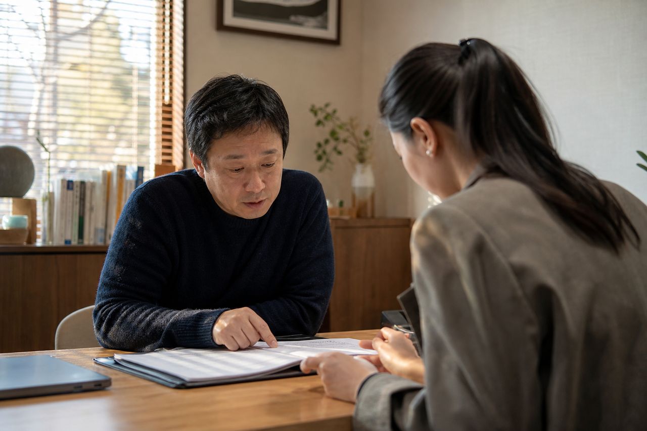 이혼을 결심했다면 먼저 정리해야 할 재산과 증거 관련 전문가 상담·서류 검토 장면