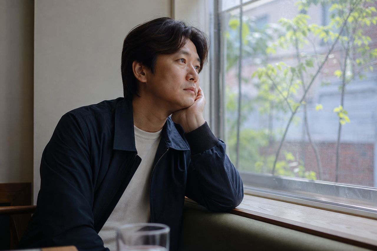 결혼 10년에 유책배우자도 재산의 40~50%를 가져간다고? 2025년 가정법원 판결 흐름 짚기 관련 상황을 보여주는 이미지 — 서류를 검토하는 모습