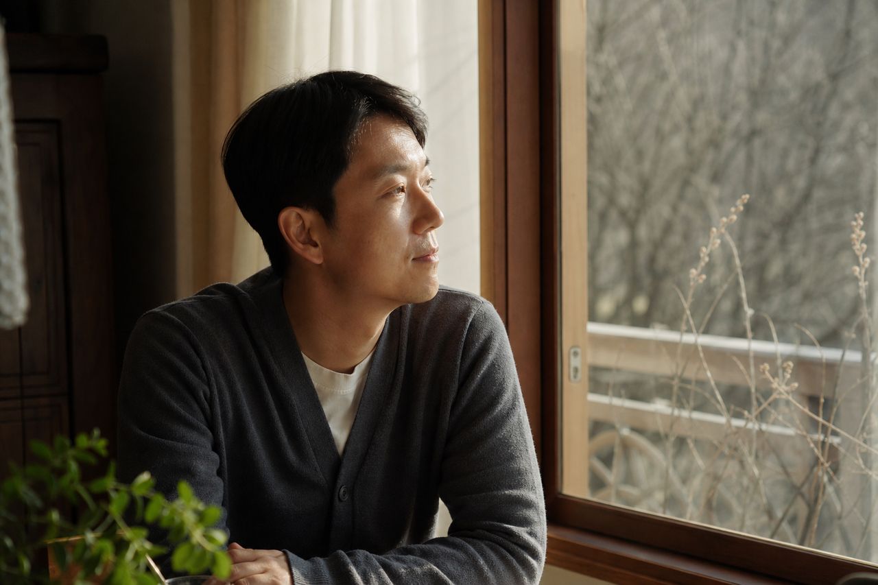 외국인 배우자와 이혼, 한국 법원에서 가능할까? 관련 상황을 보여주는 이미지 — 서류를 검토하는 모습