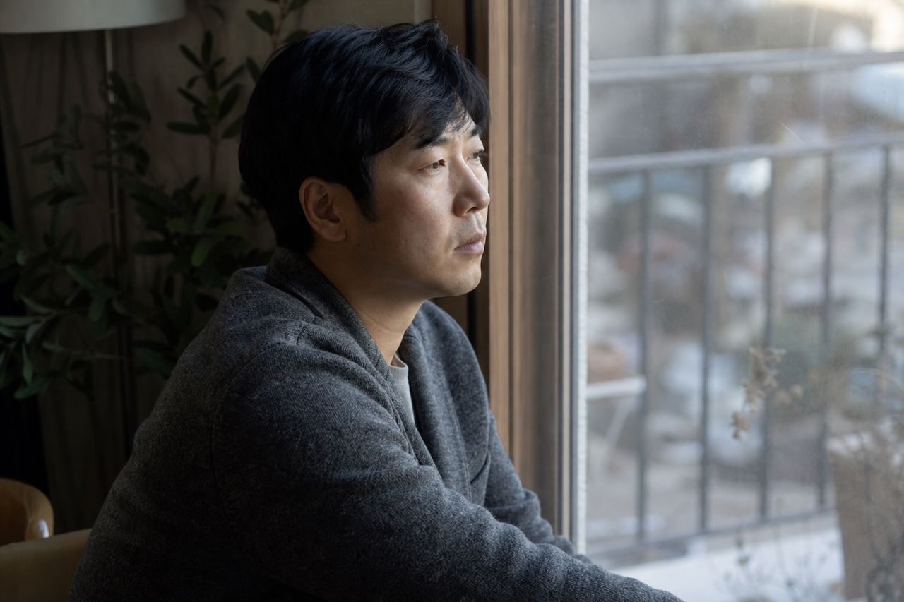 협의이혼 vs 재판상 이혼, 외국인 배우자와 헤어질 때 어떤 절차가 위자료에서 유리한가 — 한국 법원·재외공관 신청 전 선택 체크리스트 5가지 관련 상황을 보여주는 이미지 — 서류를 검토하는 모습