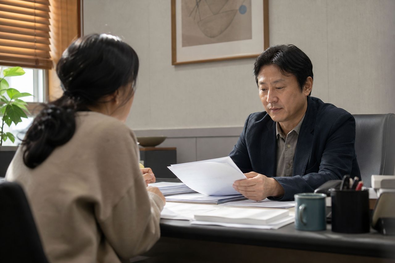 협의이혼 vs 재판상 이혼, 외국인 배우자와 헤어질 때 어떤 절차가 위자료에서 유리한가 — 한국 법원·재외공관 신청 전 선택 체크리스트 5가지 관련 전문가 상담·서류 검토 장면