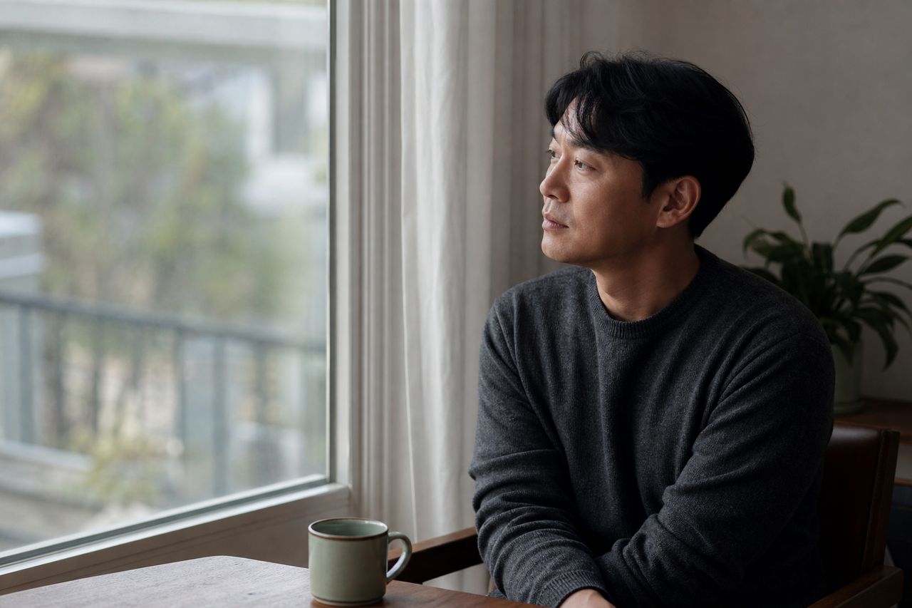 외국인 배우자와 이혼, 한국 법원에 소송 낼 수 있을까? 관련 상황을 보여주는 이미지 — 서류를 검토하는 모습